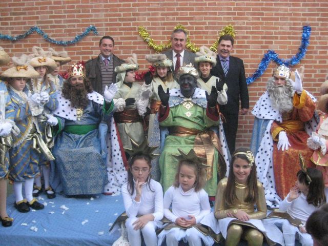 Centenares de niños reciben a los Reyes Magos en el Ayuntamiento de Murcia - 4, Foto 4