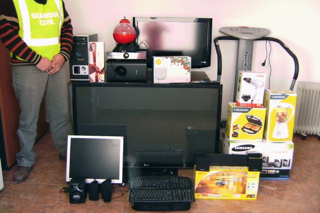 La Guardia Civil desmantela un grupo delictivo dedicado a cometer estafas - 1, Foto 1