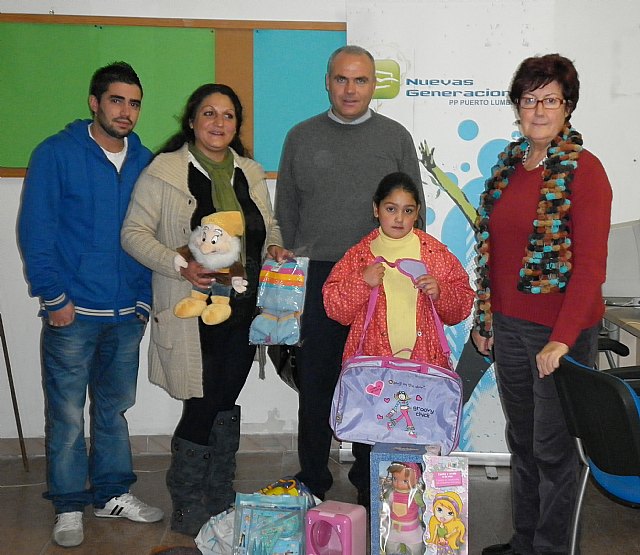Jóvenes del PP de Puerto Lumbreras repartieron juguetes en más de un centenar de familias desfavorecidas - 1, Foto 1