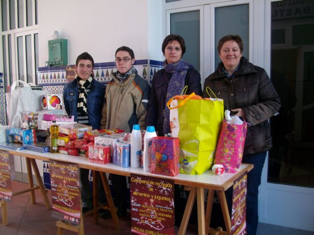 El PSOE y Juventudes Socialistas de Jumilla han recogido 200 kilos de alimentos y unos 150 juguetes - 2, Foto 2