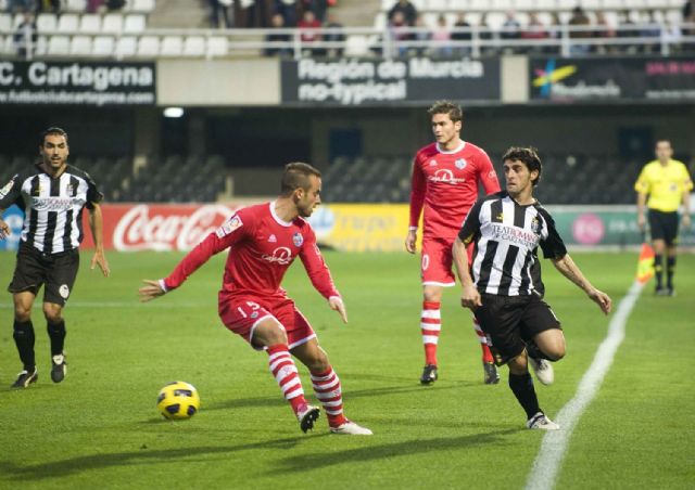1.000 kilos de alimentos solidarios en el estadio Cartagonova - 1, Foto 1