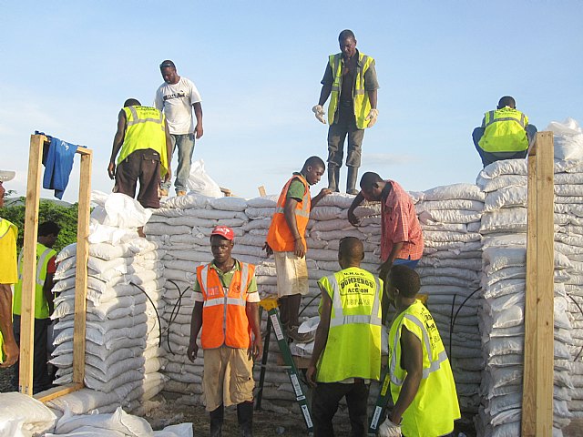 Bomberos en Acción continua trabajando en Haití un año después del terremoto - 1, Foto 1
