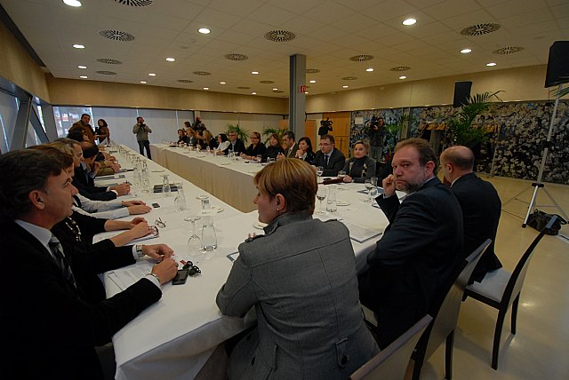Constituida la Mesa Regional que luchará contra el absentismo y el abandono escolar - 1, Foto 1