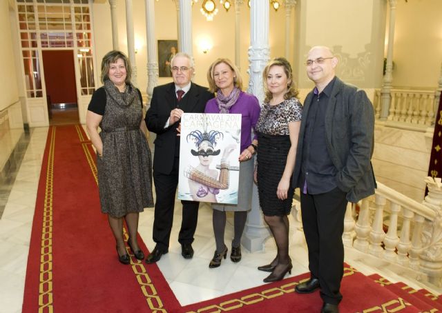 Los elementos arquitectónicos de la ciudad visten el cartel del Carnaval 2011 - 1, Foto 1