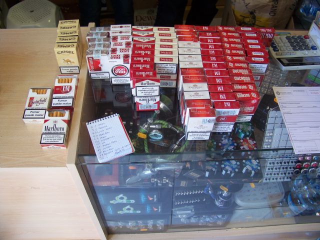 Requisan gran cantidad de tabaco que era vendido sin autorización en un local de alimentación regentado por ciudadanos chinos - 1, Foto 1