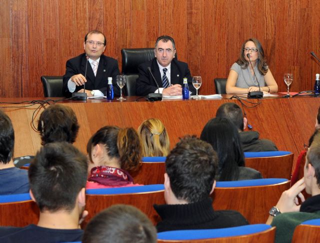 El consejero Manuel Campos dice en la Universidad de Murcia que continuarán las negociaciones para las transferencias de Justicia - 1, Foto 1