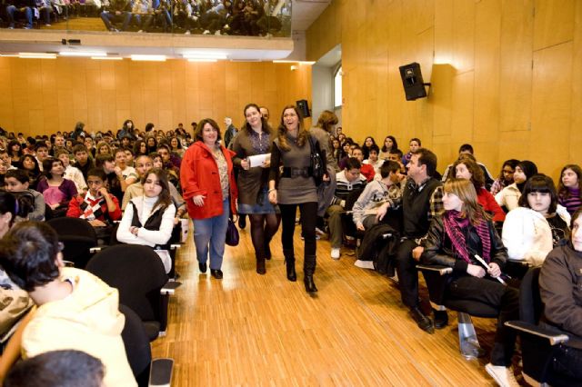 Pasado y presente se funden en Mala Luna, novela finalista del Premio Hache - 1, Foto 1