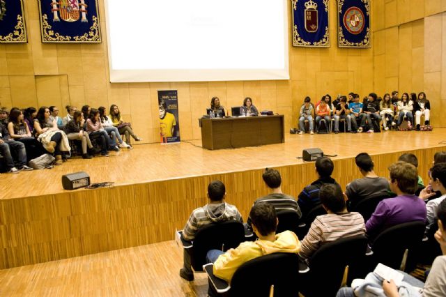 Pasado y presente se funden en Mala Luna, novela finalista del Premio Hache - 5, Foto 5
