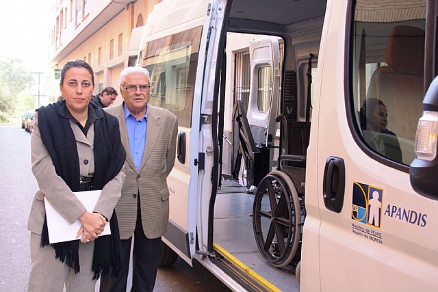 Obras Públicas subvenciona un vehículo adaptado para cubrir las necesidades de discapacitados psíquicos de Lorca - 1, Foto 1