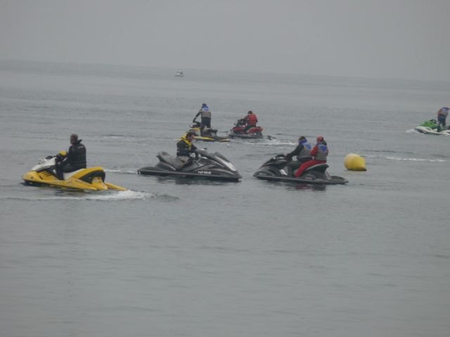 A la búsqueda del buceador desaparecido en La Isla del Fraile de Águilas se han sumado hoy una veintena de motos acuáticas - 1, Foto 1