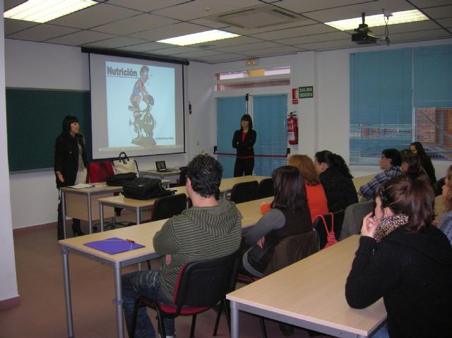 Casi una veintena de alumnos asisten a un curso de Monitor de Comedor, Foto 1