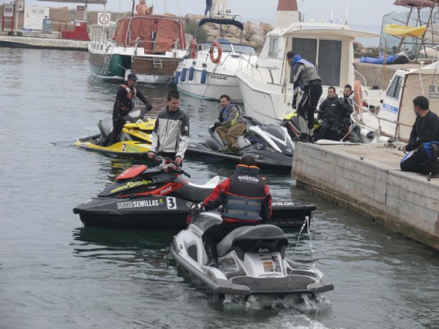 A la bsqueda del buceador desaparecido en La Isla del Fraile de guilas se han sumado hoy una veintena de motos acuticas - 2