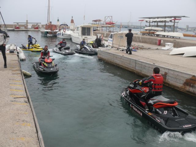 A la bsqueda del buceador desaparecido en La Isla del Fraile de guilas se han sumado hoy una veintena de motos acuticas - 3