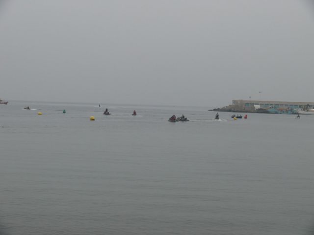 A la bsqueda del buceador desaparecido en La Isla del Fraile de guilas se han sumado hoy una veintena de motos acuticas - 4