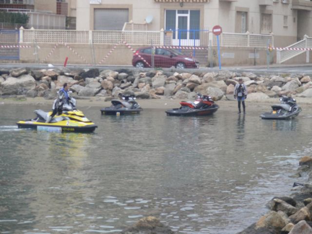 A la bsqueda del buceador desaparecido en La Isla del Fraile de guilas se han sumado hoy una veintena de motos acuticas - 6