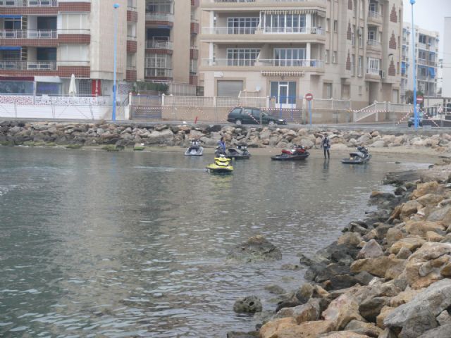 A la bsqueda del buceador desaparecido en La Isla del Fraile de guilas se han sumado hoy una veintena de motos acuticas - 7