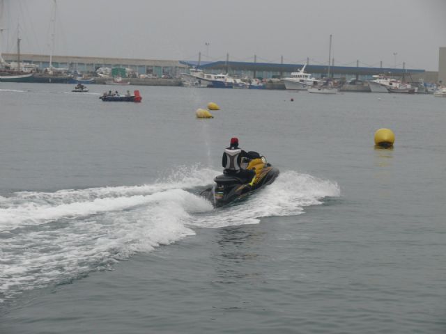 A la bsqueda del buceador desaparecido en La Isla del Fraile de guilas se han sumado hoy una veintena de motos acuticas - 8