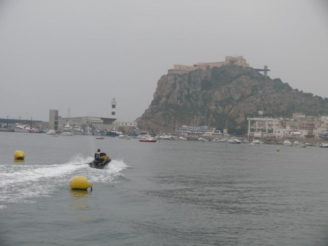 A la bsqueda del buceador desaparecido en La Isla del Fraile de guilas se han sumado hoy una veintena de motos acuticas - 9