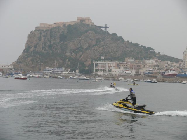 A la bsqueda del buceador desaparecido en La Isla del Fraile de guilas se han sumado hoy una veintena de motos acuticas - 10