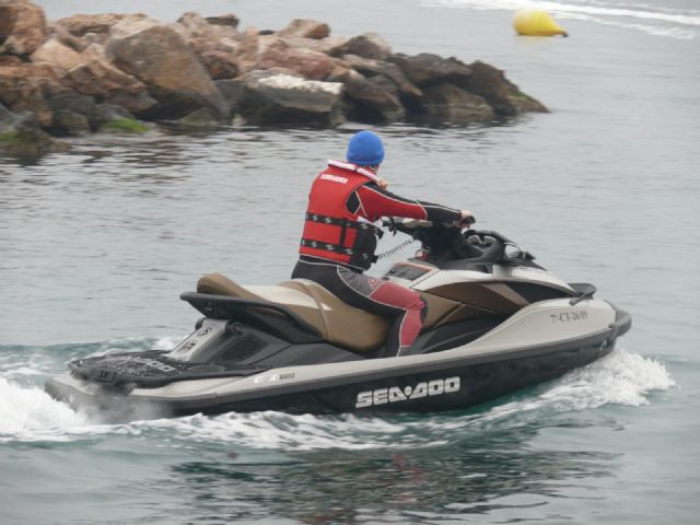 A la bsqueda del buceador desaparecido en La Isla del Fraile de guilas se han sumado hoy una veintena de motos acuticas - 11
