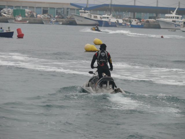 A la bsqueda del buceador desaparecido en La Isla del Fraile de guilas se han sumado hoy una veintena de motos acuticas - 12