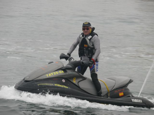 A la bsqueda del buceador desaparecido en La Isla del Fraile de guilas se han sumado hoy una veintena de motos acuticas - 13