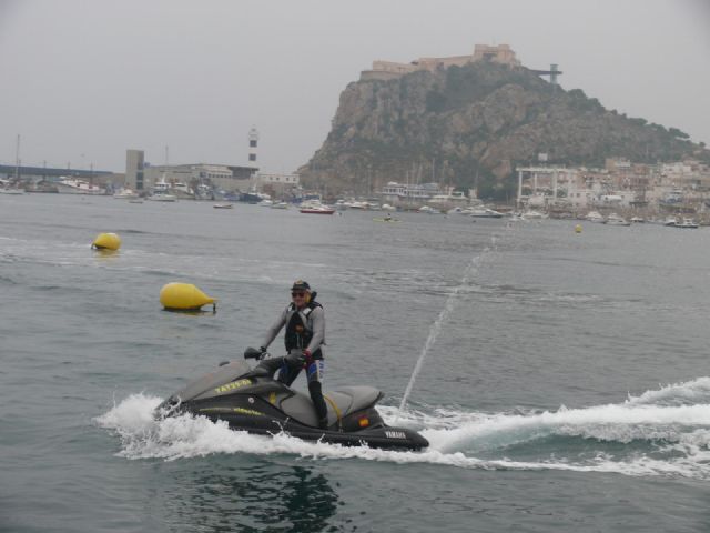A la bsqueda del buceador desaparecido en La Isla del Fraile de guilas se han sumado hoy una veintena de motos acuticas - 14
