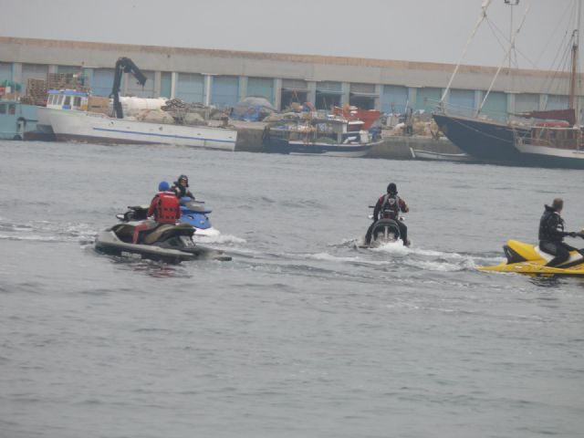 A la bsqueda del buceador desaparecido en La Isla del Fraile de guilas se han sumado hoy una veintena de motos acuticas - 15