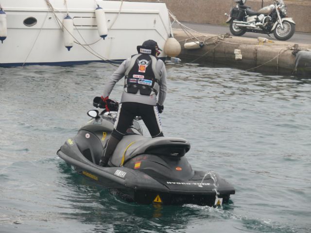 A la bsqueda del buceador desaparecido en La Isla del Fraile de guilas se han sumado hoy una veintena de motos acuticas - 16