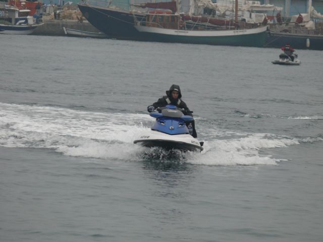 A la bsqueda del buceador desaparecido en La Isla del Fraile de guilas se han sumado hoy una veintena de motos acuticas - 17
