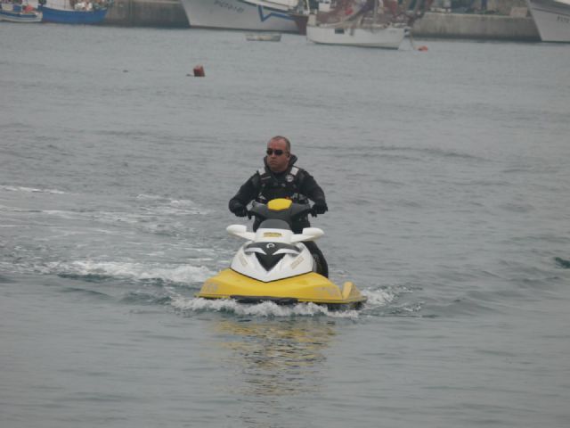 A la bsqueda del buceador desaparecido en La Isla del Fraile de guilas se han sumado hoy una veintena de motos acuticas - 18