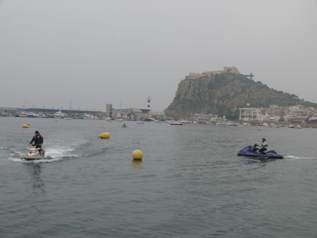 A la bsqueda del buceador desaparecido en La Isla del Fraile de guilas se han sumado hoy una veintena de motos acuticas - 20