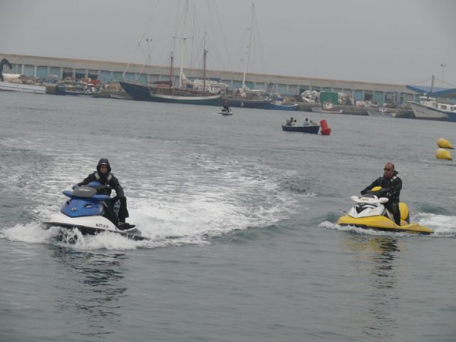 A la bsqueda del buceador desaparecido en La Isla del Fraile de guilas se han sumado hoy una veintena de motos acuticas - 19