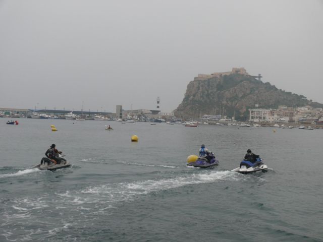 A la bsqueda del buceador desaparecido en La Isla del Fraile de guilas se han sumado hoy una veintena de motos acuticas - 21