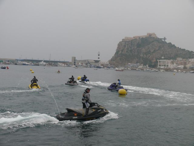 A la bsqueda del buceador desaparecido en La Isla del Fraile de guilas se han sumado hoy una veintena de motos acuticas - 22