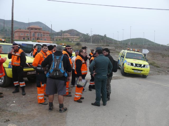 A la bsqueda del buceador desaparecido en La Isla del Fraile de guilas se han sumado hoy una veintena de motos acuticas - 41