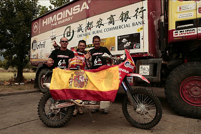 Miguel Puertas pasa por el podium y celebra con todo el equipo haber finalizado el Dakar por sexto año consecutivo - 1, Foto 1