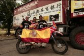 Miguel Puertas pasa por el podium y celebra con todo el equipo haber finalizado el Dakar por sexto año consecutivo