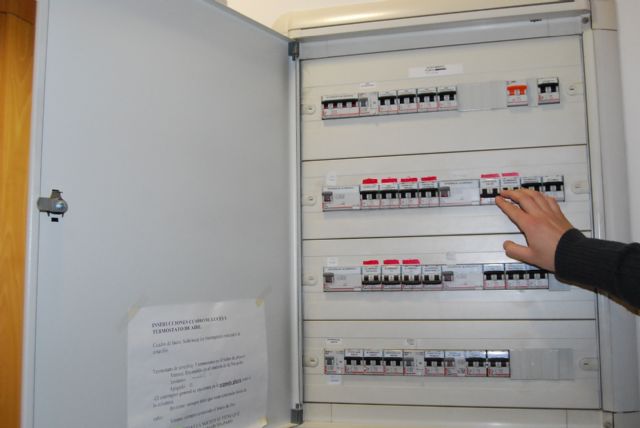 Consumo promueve, entre los establecimientos de venta de material eléctrico, una campaña de recogida de firmas, Foto 1