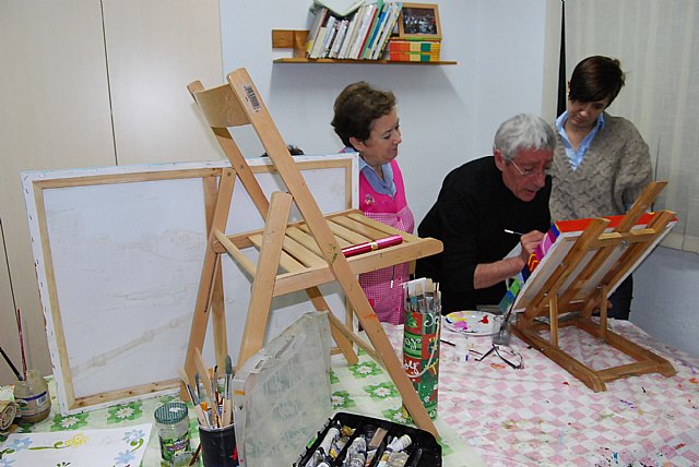 La concejal de Mujer visita los talleres de pintura de la Asociación de la Mujer Trabajadora de Totana, Foto 3