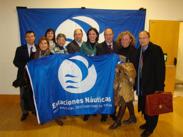 Cuatro Ayuntamientos y la Mancomunidad Turística Mar Menor recogen en FITUR las banderas a las mejores Estaciones Náuticas - 1, Foto 1