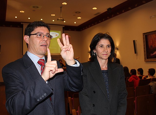 La consejería de Economía y Hacienda desarrolla servicios para acercar la Sociedad de la Información al colectivo de personas sordas de Murcia, Foto 1