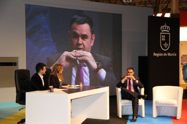 Autoridades municipales asisten a la inauguración oficial del stand de la Región en Fitur 2011, Foto 1