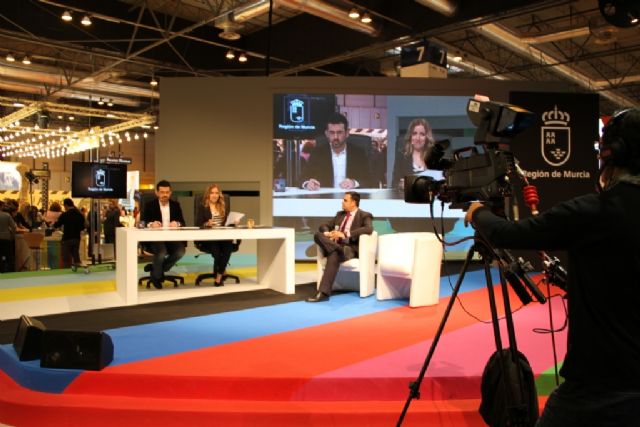 Autoridades municipales asisten a la inauguración oficial del stand de la Región en Fitur 2011, Foto 2