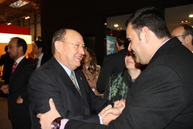 Autoridades municipales asisten a la inauguración oficial del stand de la Región en Fitur 2011, Foto 5