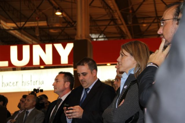 Autoridades municipales asisten a la inauguración oficial del stand de la Región en Fitur 2011, Foto 6