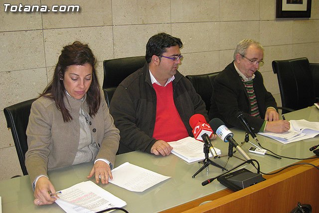 El ayuntamiento de Totana pone en marcha, junto con Proyecto Abraham, un sistema de recogida de residuos de textil, calzado y juguetes, Foto 1