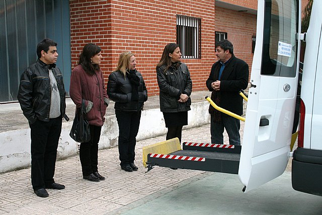 La Comunidad subvenciona un nuevo vehículo adaptado para facilitar la movilidad a niños y jóvenes de Cieza con discapacidad psíquica - 1, Foto 1