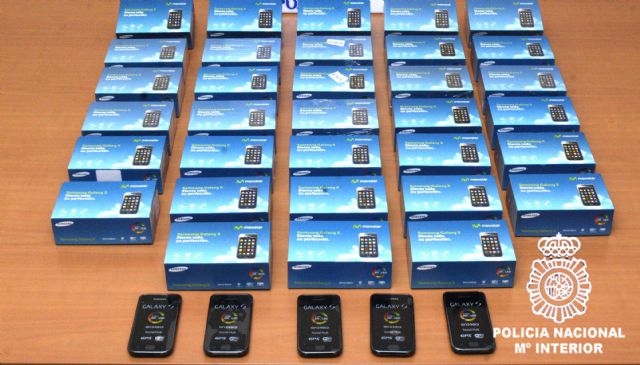 La policía detiene a tres personas y recupera 33 teléfonos móviles de última generación de los que estos se habían apoderado - 1, Foto 1