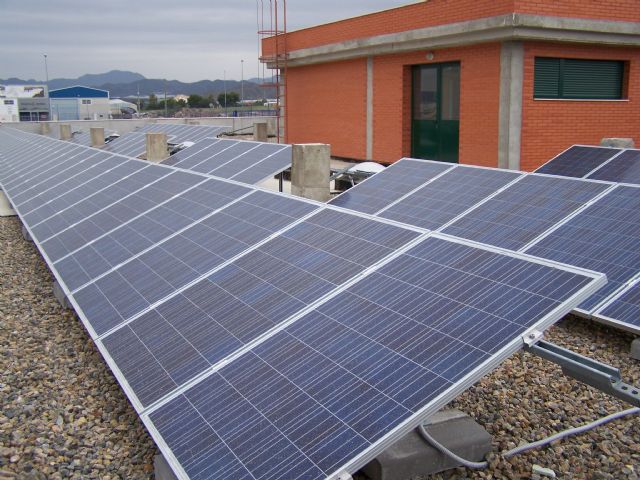 El Ayuntamiento coloca Paneles Fotovoltaicos en el Centro de Formación y Desarrollo Local - 1, Foto 1